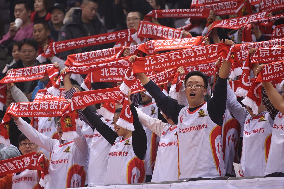 主教练喊话球员拼尽全力,助球队获胜 主教练喊话球员拼尽全力,助球队获胜