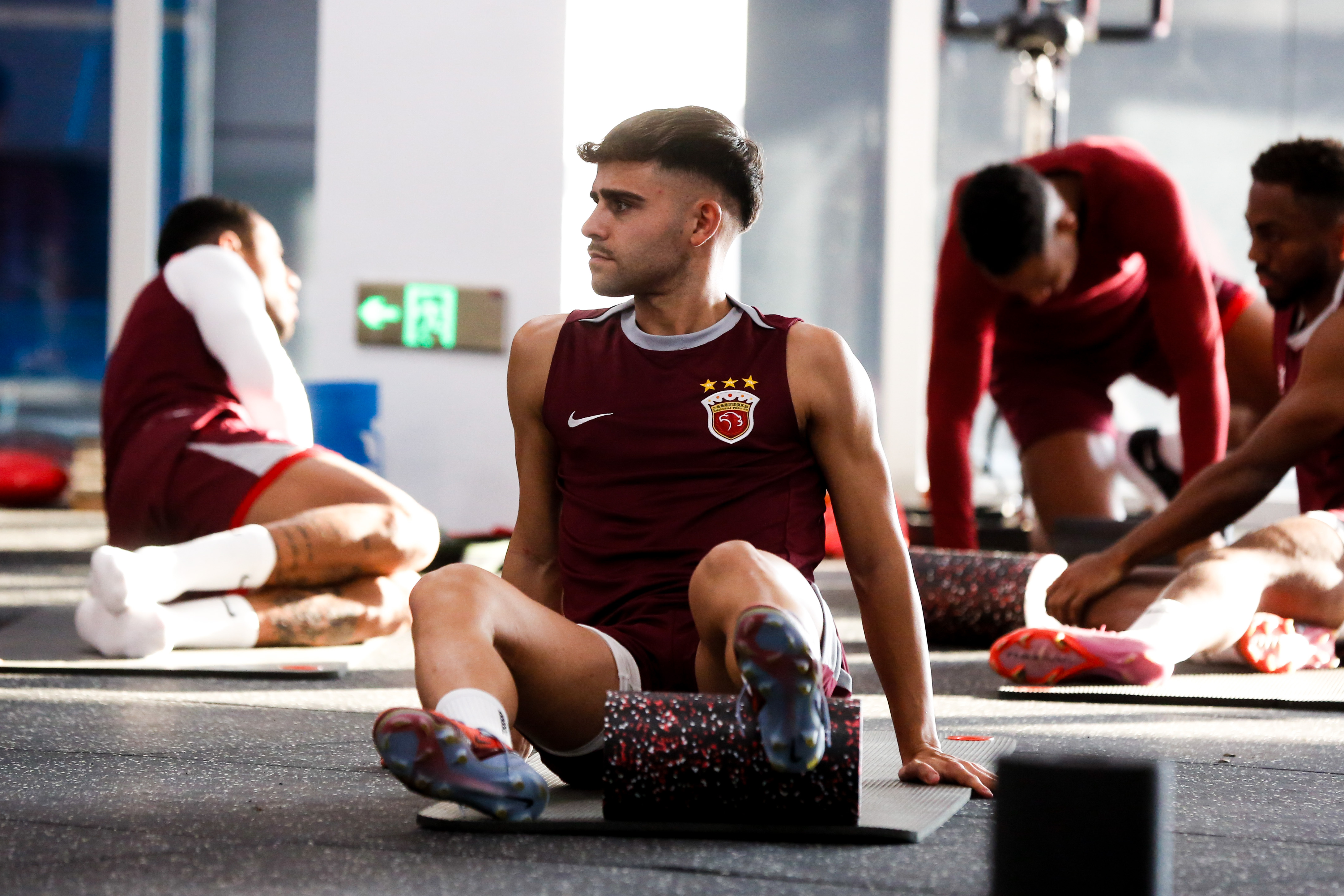 包含亚眠球员遭遇连败，训练备战调整士气的词条