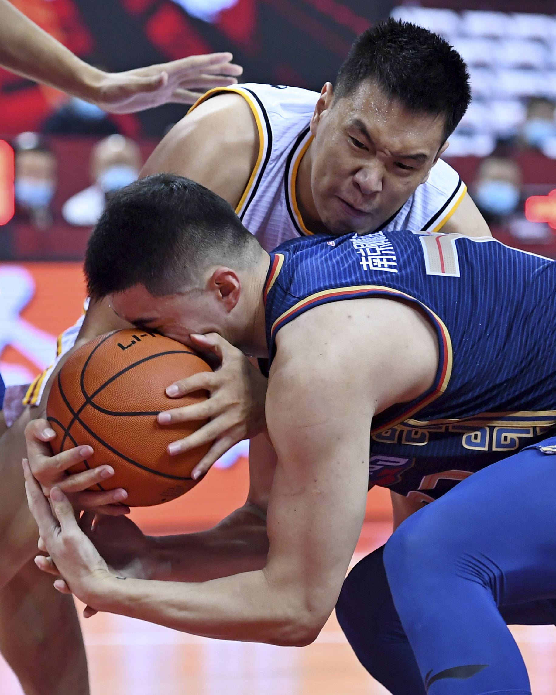 球员们绝不退缩，在赛场上奋勇争斗展现实力(足球比赛时队员们提出胜不骄败不馁怎么改)